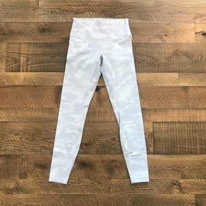 Lululemon Wunder Under Jacquard Snow Camo 28” size 8